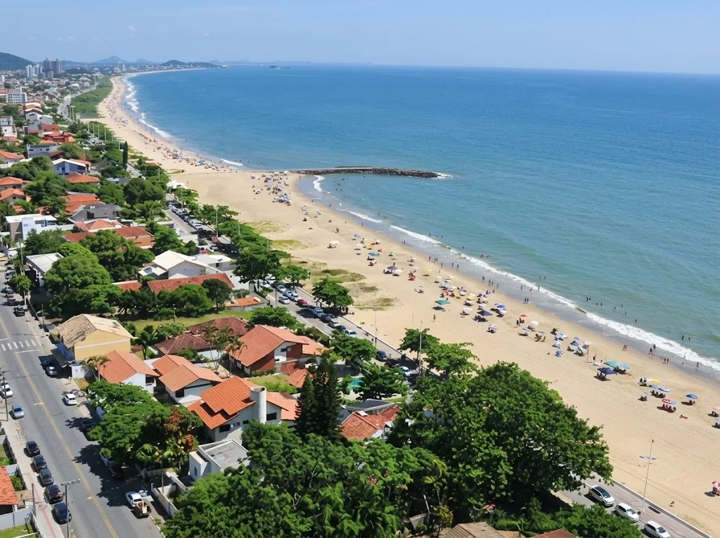 Balneário Piçarras, Penha ou Barra Velha: qual dessas três é a sua praia? 2 Vista aérea da orla de Balneário Piçarras ao entardecer, com prédios frente-mar