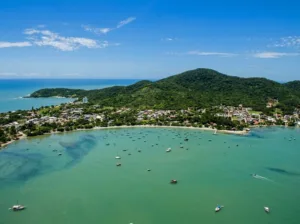 Vista aérea da praia da Armação em Penha, litoral norte de Santa Catarina