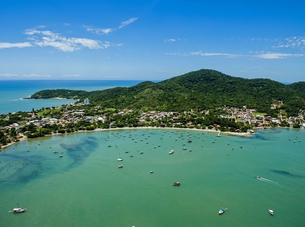 Vista aérea da praia da Armação em Penha, litoral norte de Santa Catarina