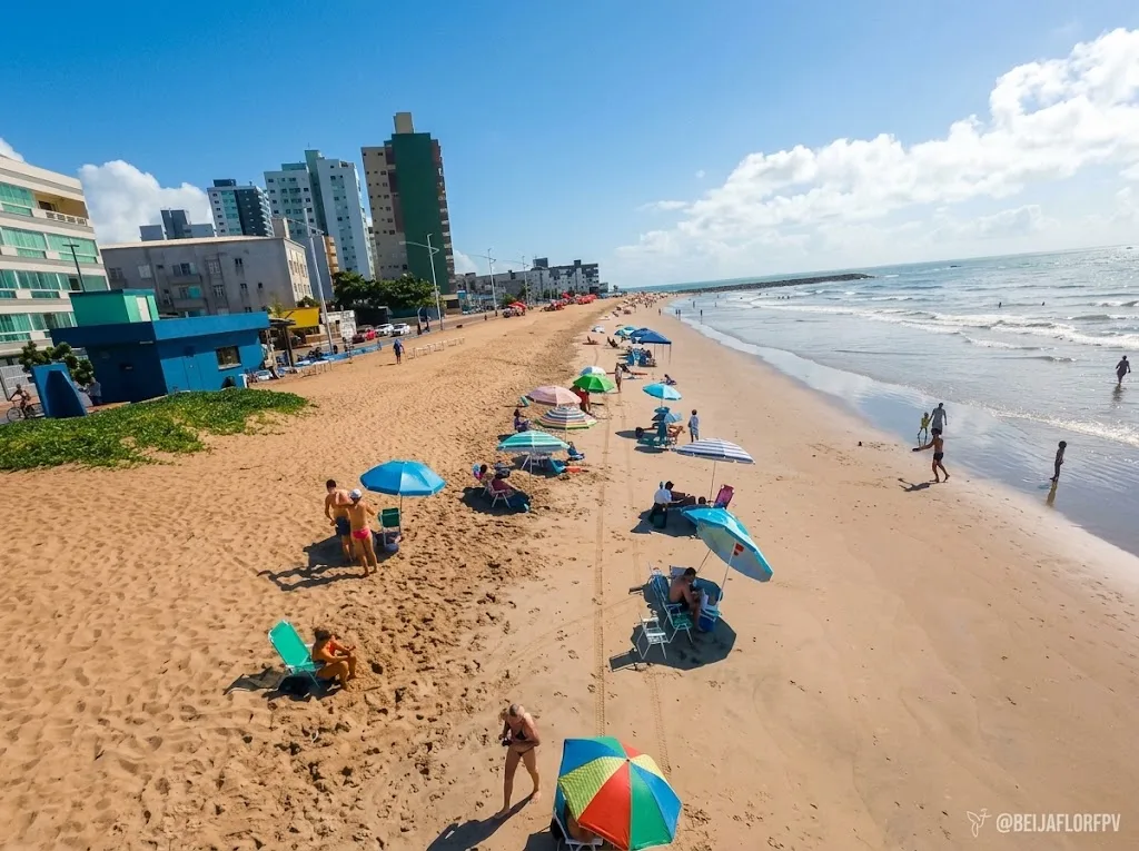 Balneário Piçarras, Penha ou Barra Velha: qual dessas três é a sua praia? 3 Vista aérea da praia central de Barra Velha com a orla ao fundo