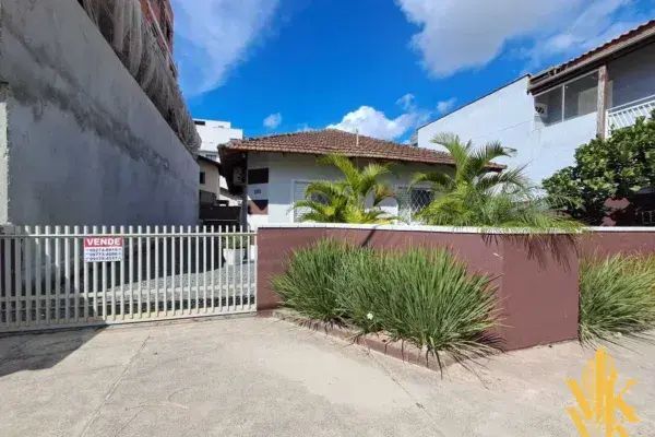 fachada principal portao casa piscina terreno 300m av simas itajuba sc
