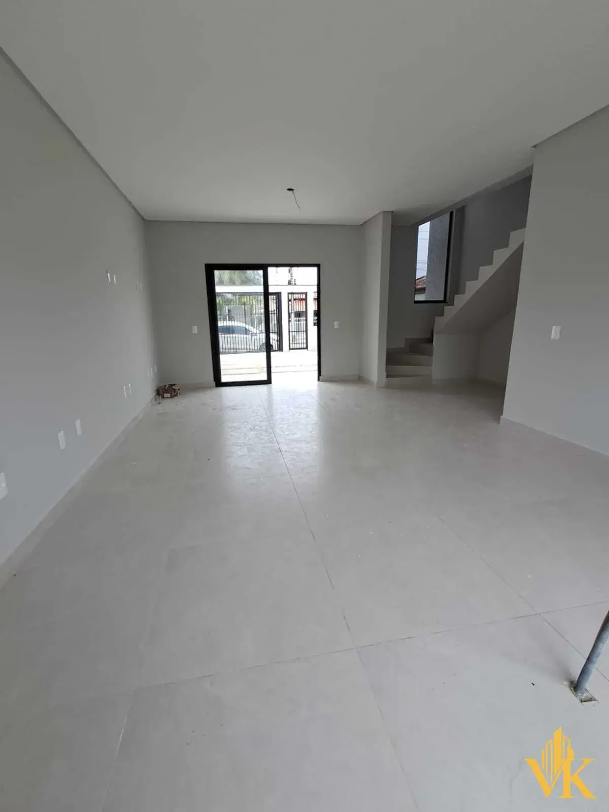 Sobrado Novo com Suíte, Quintal Amplo e Churrasqueira a 500m da Praia