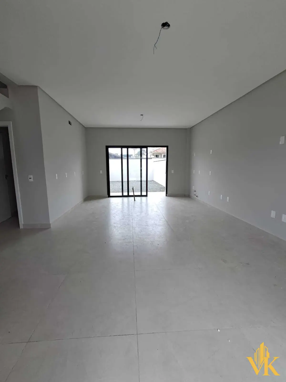Sobrado Novo com Suíte, Quintal Amplo e Churrasqueira a 500m da Praia