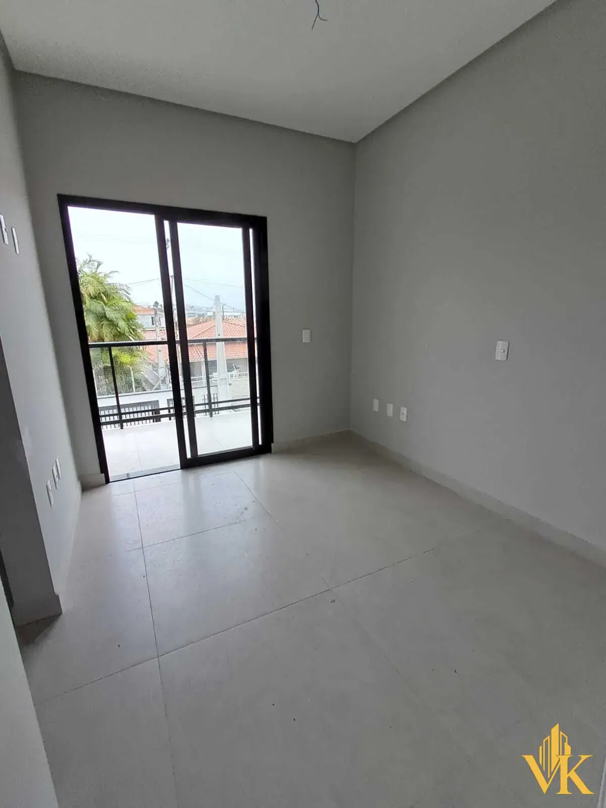 Sobrado Novo com Suíte, Quintal Amplo e Churrasqueira a 500m da Praia